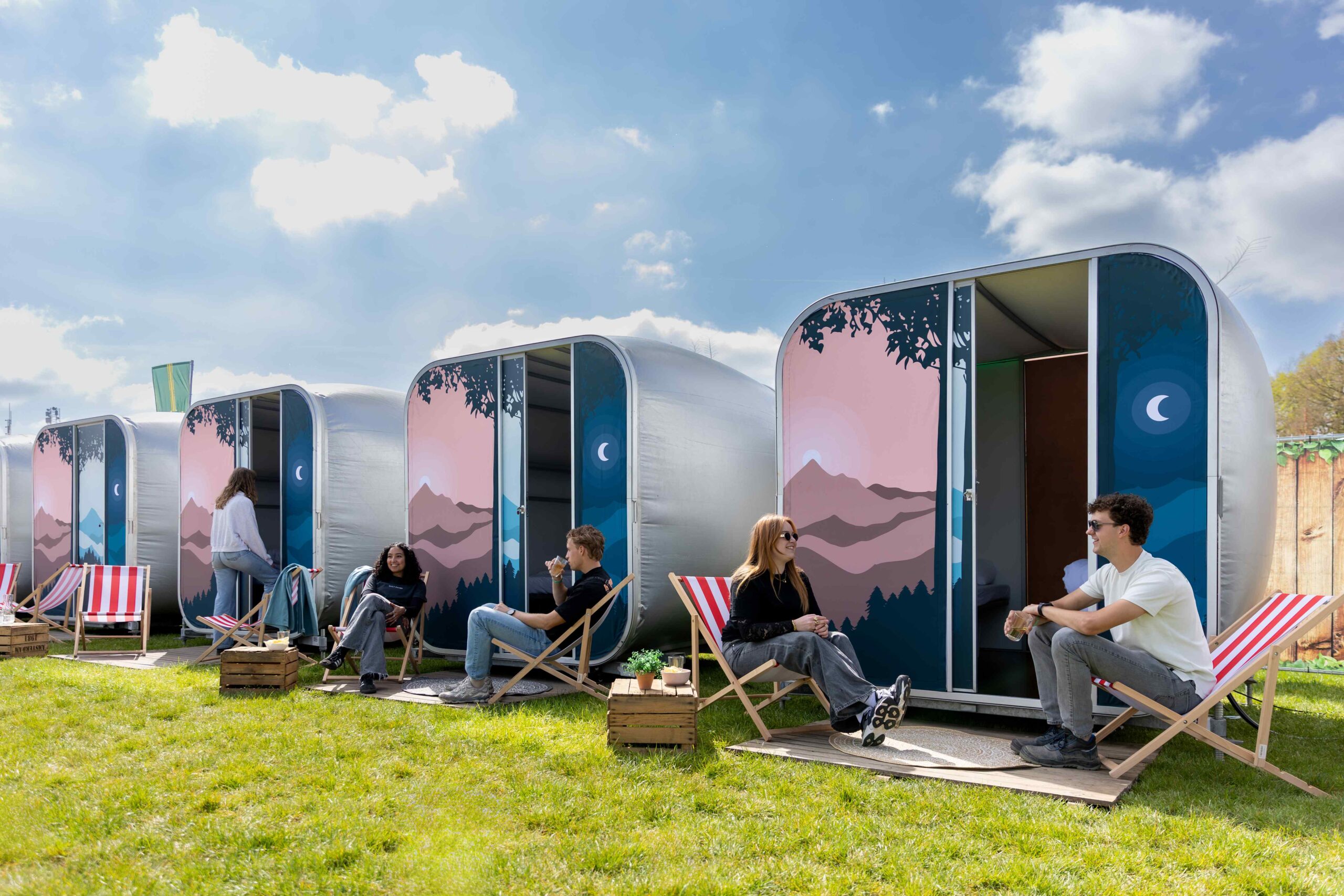 02 Snoozy Glamping Pod_ buiten + stoelen(2)