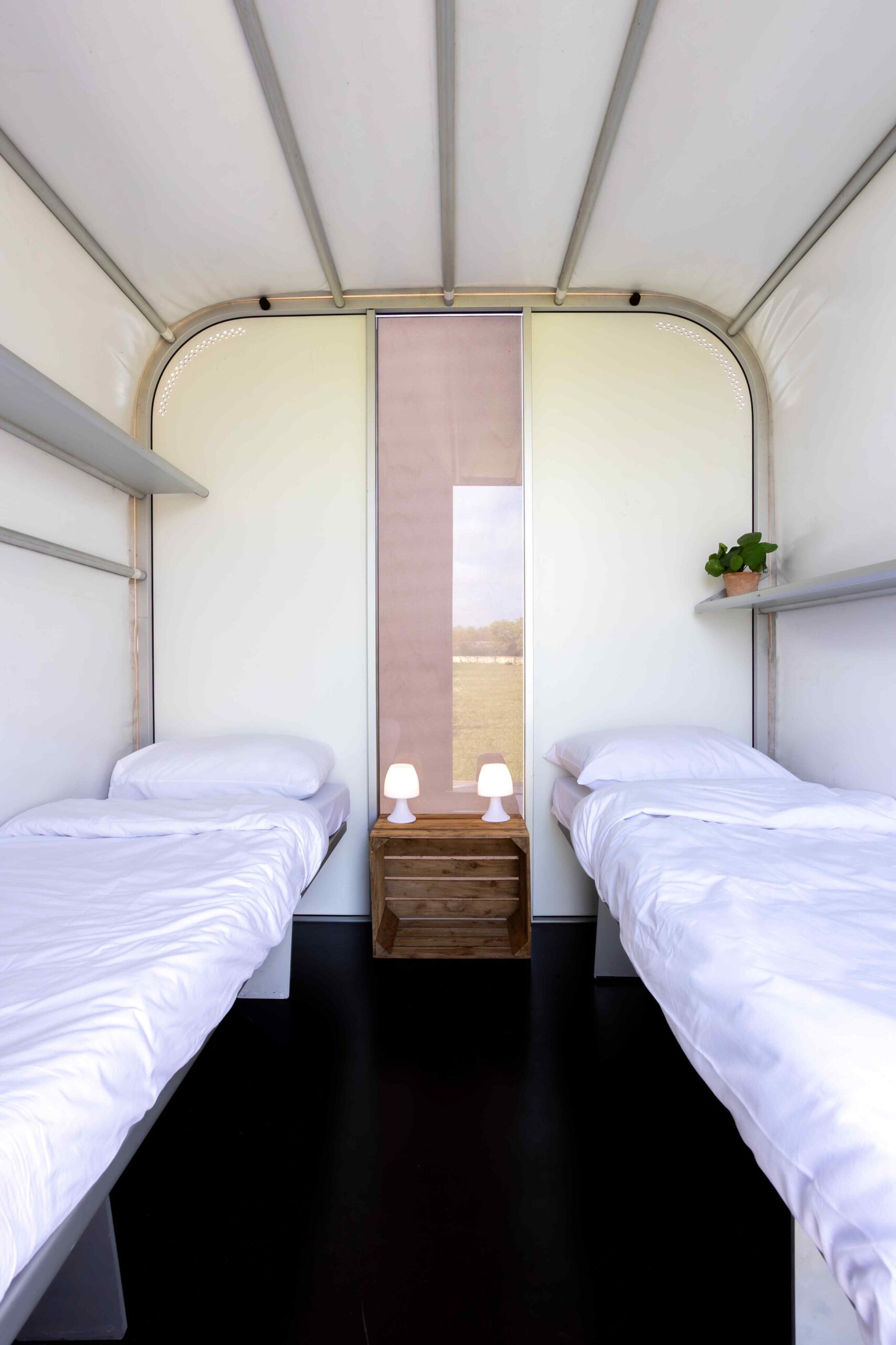 03 Snoozy Glamping Pod_ interieur + bedden + nachtkastje met lampjes